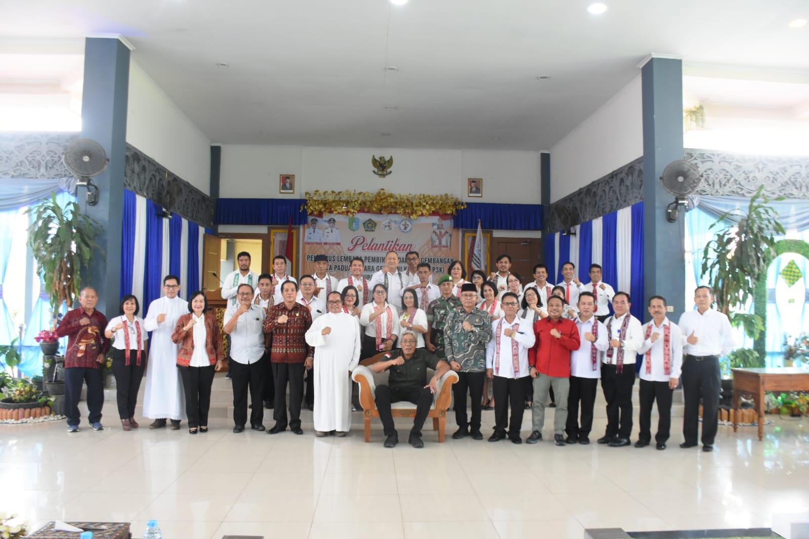LANTIK : Pengurus Lembaga Pembinaan dan Pengembangan Pesparani Katolik (LP3K) Kabupaten Sintang Periode 2024-2029 saat pelantikan di Pendopo Bupati Sintang, pada Jumat (17/5).