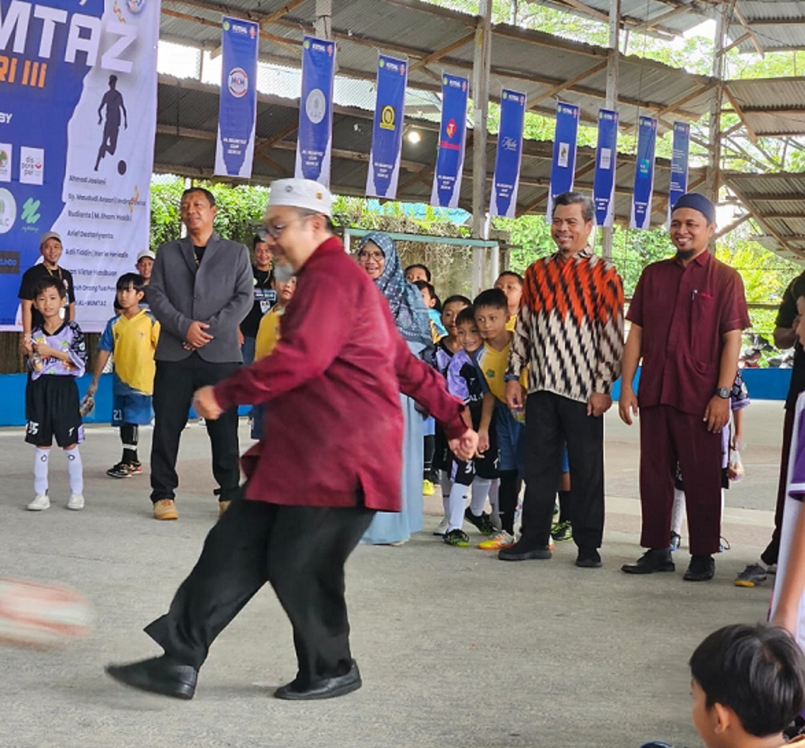 Pembukaan turnamen futsal Al Mumtaz Cup seri III ditandai dengan tendangan pertama oleh Kepala Sekolah SDIT Al Mumtaz Pontianak.