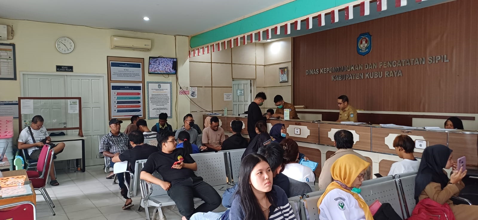 LAYANAN: Sejumlah warga di Kubu Raya tampak antusias mendapatkan pelayanan administrasi kependudukan di Dinas Kependudukan dan Pencatatan Sipil Kubu Raya.