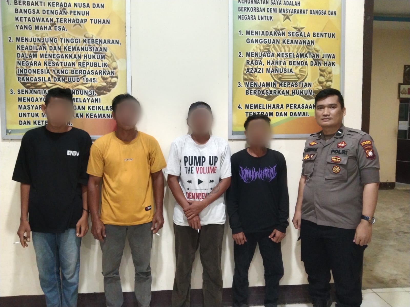 AMANKAN TERSANGKA: Polisi mengamankan empat orang tersangka pencurian sawit di Mapolsek Ngabang, Jumat (17/5).