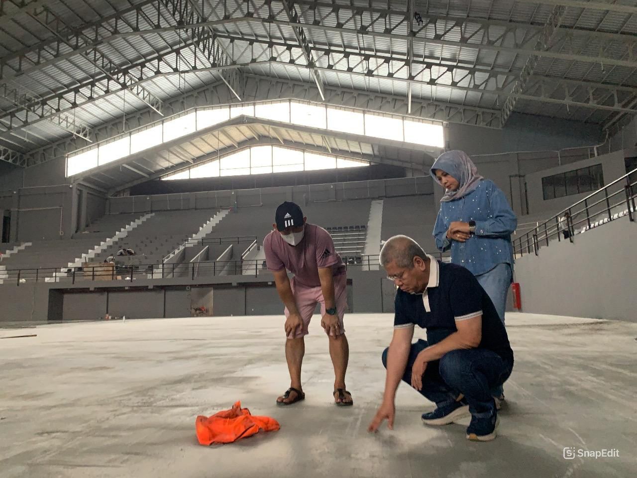 GOR&nbsp;: Pj Gubernur Kalbar Harisson bersama Kepala Disporapar Kalbar Windy Prihastari saat mengecek progres pembangunan GOR Terpadu Ayani Pontianak, Sabtu (18/5).&nbsp;