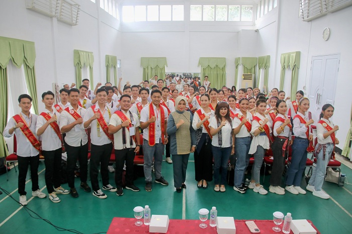 BERSAMA&nbsp;: Windy Prihastari foto bersama finalis budare Gawai Dayak XXXVIII Provinsi Kalbar, Sabtu (18/5).&nbsp;