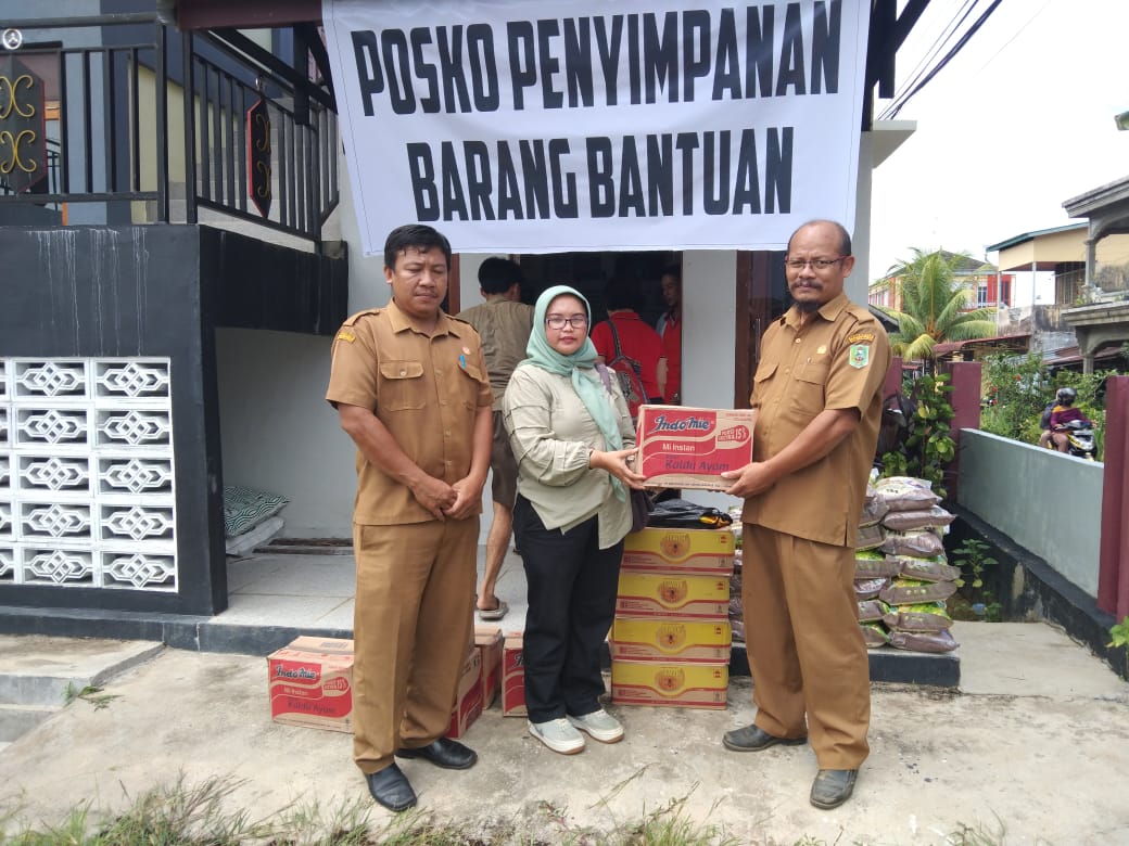 BANTUAN : Perwakilan PTPN IV Regional V menyerahkan bantuan untuk warga Bodok Parindu yang mengalami musibah kebakaran.