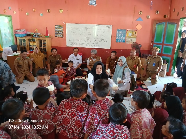 TERIMA SUSU : Sejumlah mjurid tampak menerima susu yang merupakan bagian dari program kolaborasi PTPN IV Regional V dan BPKP Kalsel dalam rangka memperingati Hari Pendidikan Nasional.