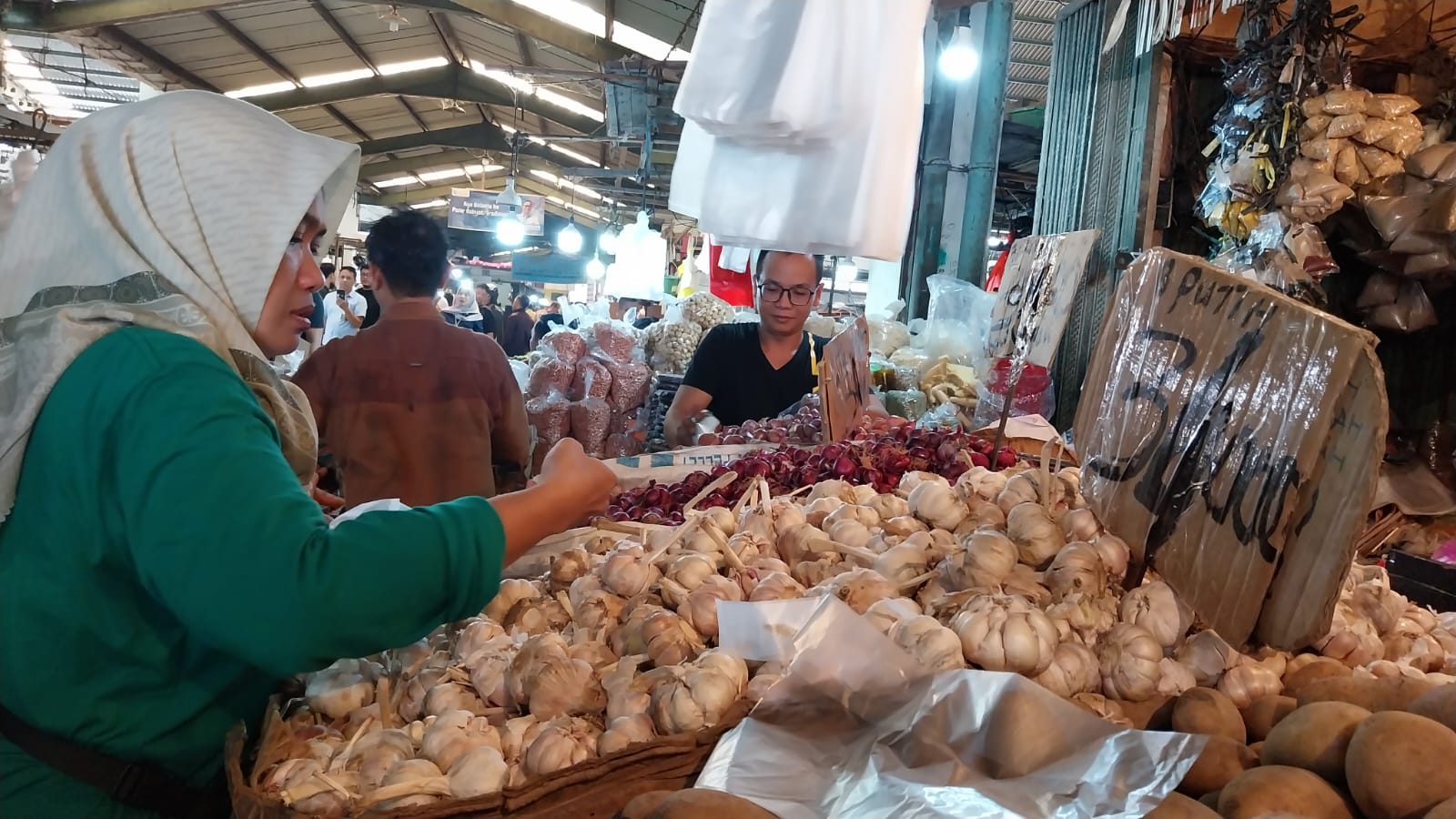 BELANJA : Seorang konsumen tengah berbelanja bawang putih di Pasar Flamboyan. Bawang Putih saat ini menjadi sorotan lantaran harganya yang masih tinggi.