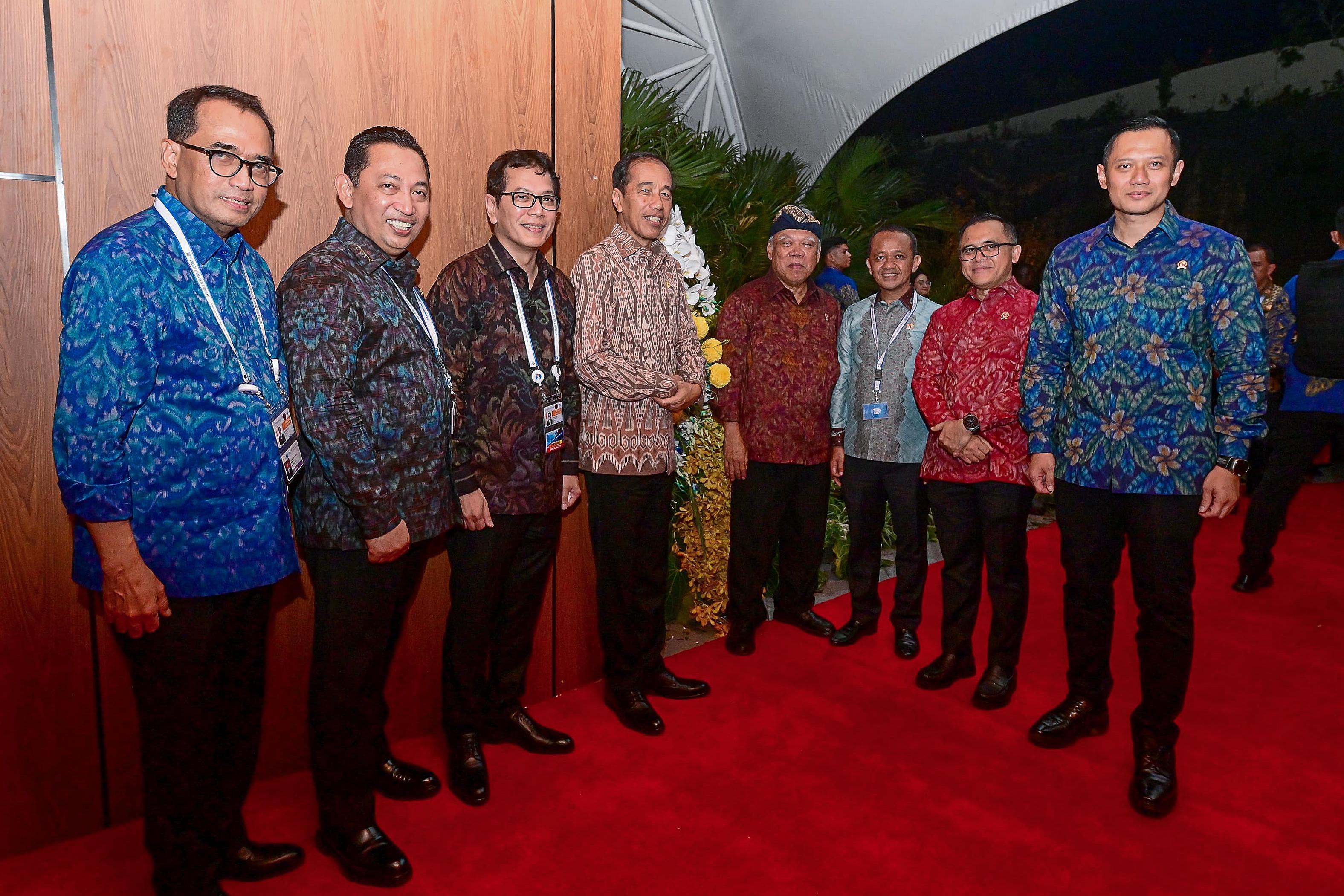 Bersama Presiden Jokowi dan sejumlah Menteri Kabinet Indonesia Maju, Menteri AHY hadir di jamuan makan malam  pembuka acara dalam rangkaian World Water Forum (WWF) 2024.