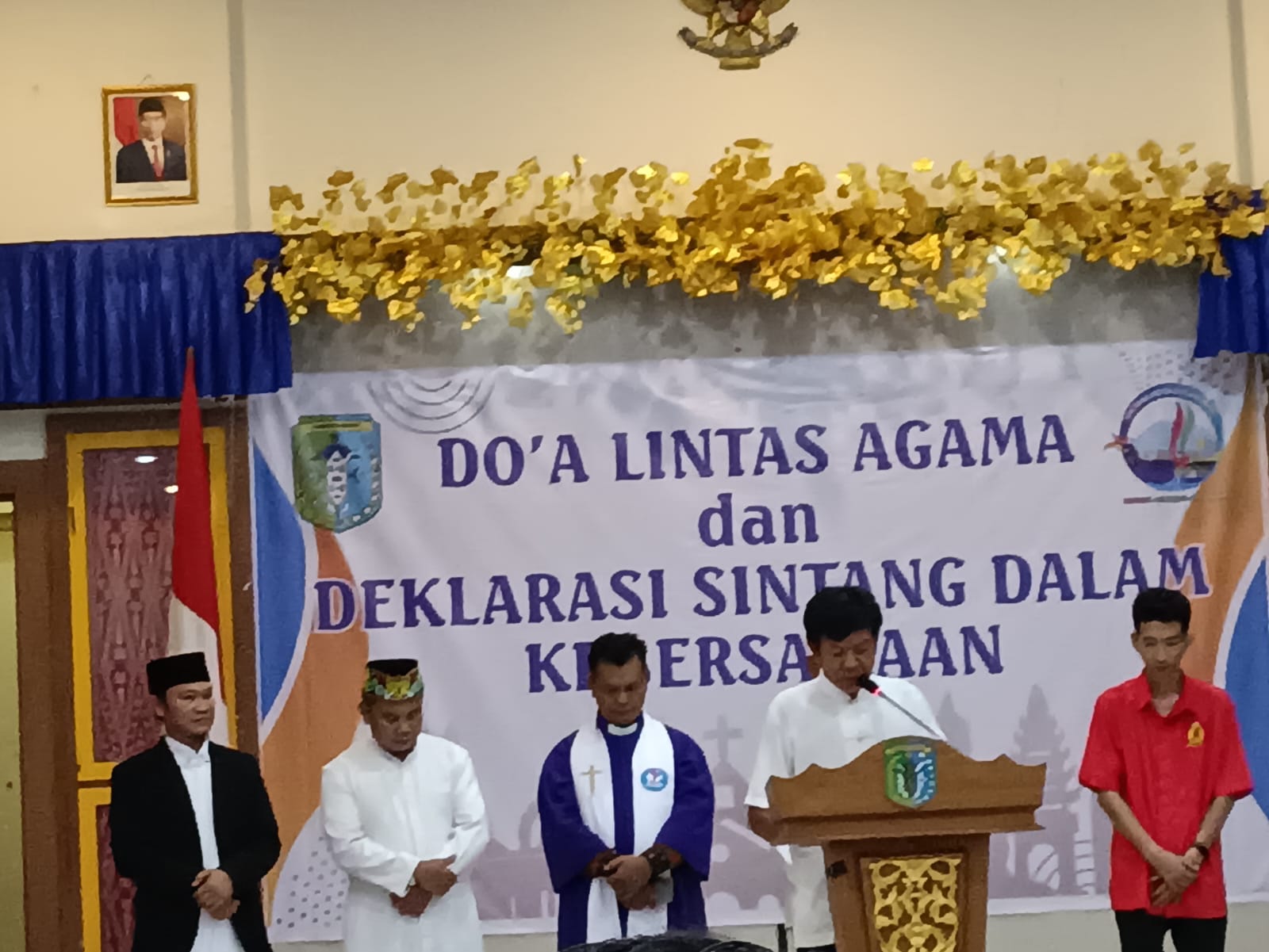 DOA BERSAMA : Pemerintah Kabupaten Sintang melaksanakan doa lintas agama di Pendopo Bupati Sintang.