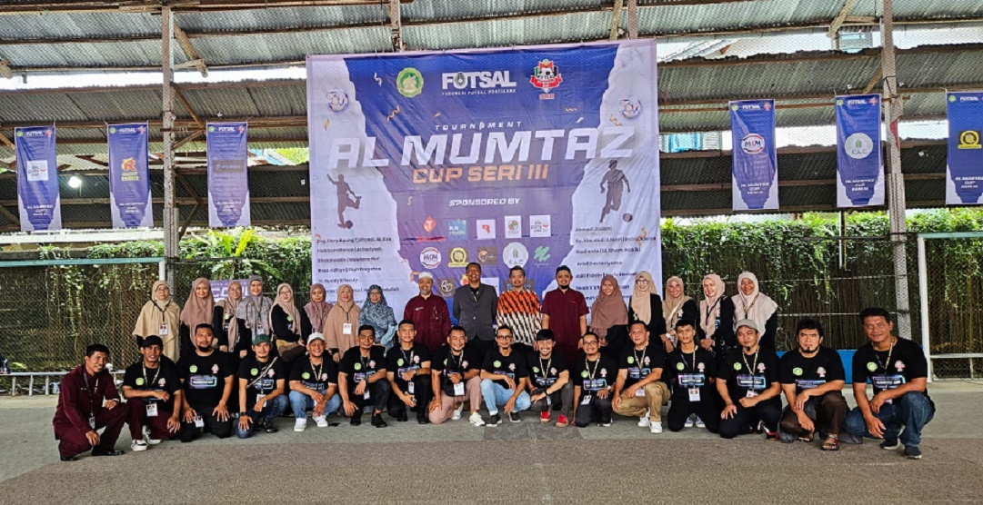 Panitia, ketua POMG beserta perwakilan Yayasan, Kepala Sekolah SDIT dan SMPIT Al mumtaz pada perhelatan turnamen futsal Al Mumtaz Cup seri III.