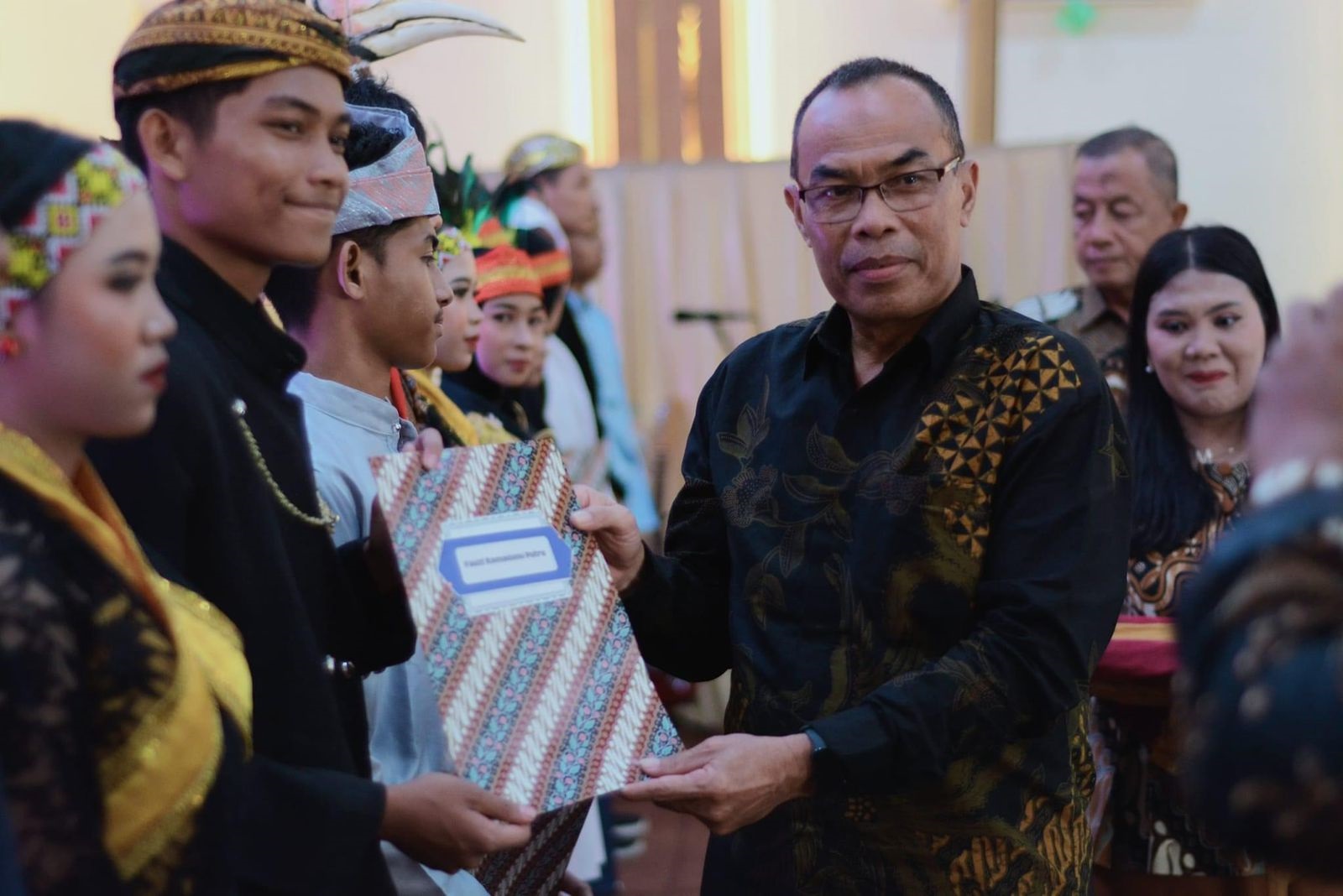 UCAPKAN SELAMAT: Staf Ahli Bupati, Dharma mengucapkan selamat kepada siswa yang dinyatakan lulus dari SMPN 1 Ketapang.