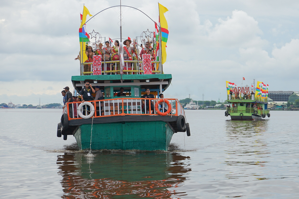 Peserta karnaval sungai menaiki kapal berkeliling Sungai Kapuas dalam rangka Pekan Gawai Dayak, Senin (20/5).