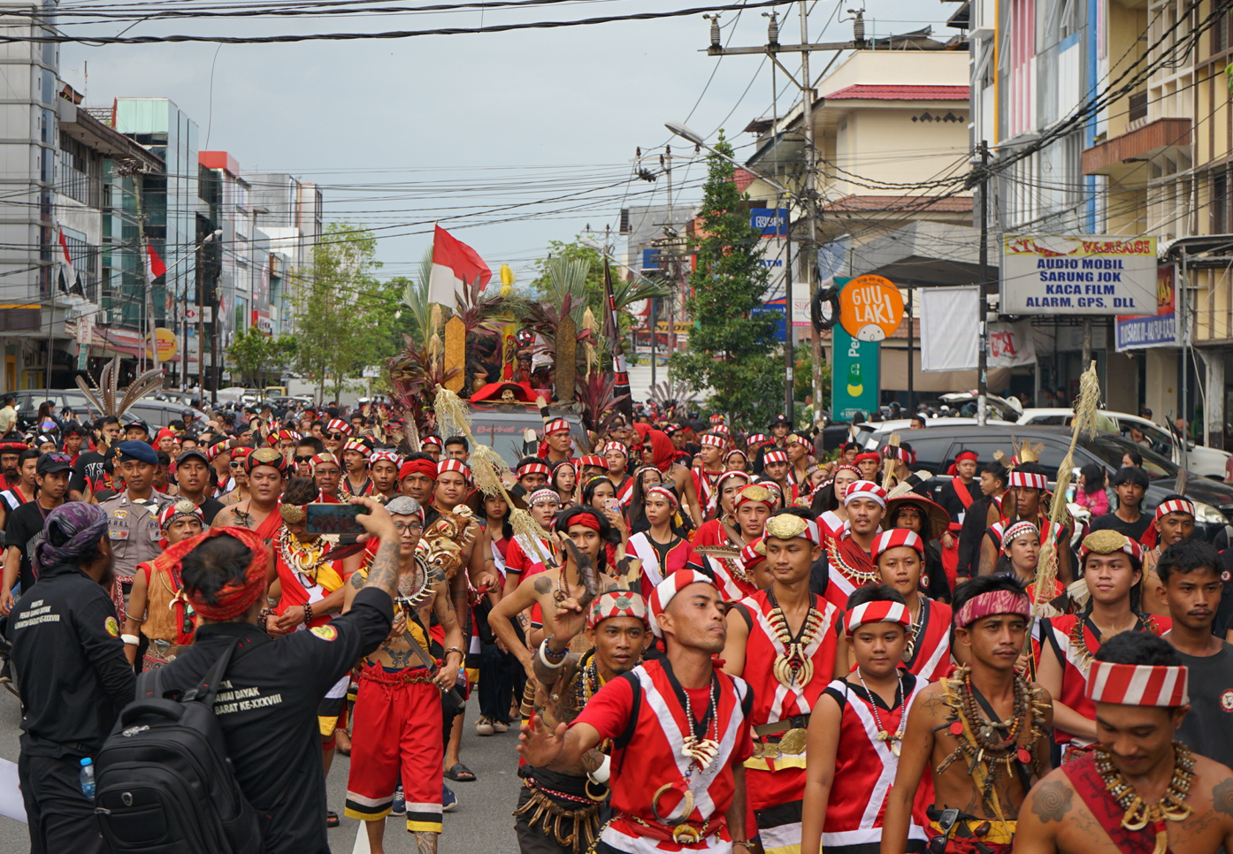 Pj Gubernur Harisson memukul alat musik Kangkuang tanda dibukanya PGD XXXVIII Provinsi Kalbar di Rumah Radakng, Senin (20/5) malam.