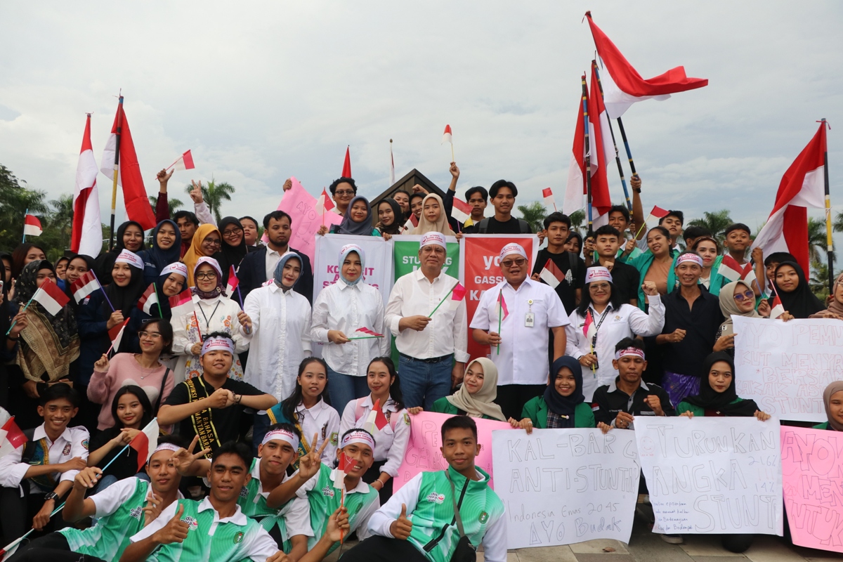 Pj Gubernur Harisson bersama Pj Ketua TP-PKK Kalbar Windy Prihastari bersama para pemuda saat peluncuran dan deklarasi program Kating di Pendopo Gubernur, Senin (20/5).