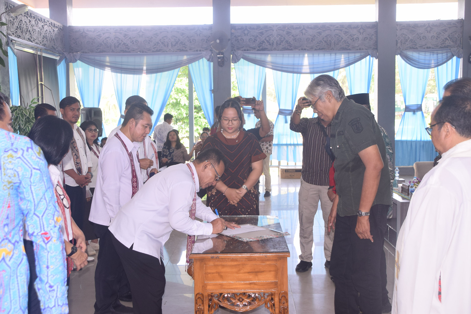 PELANTIKAN : Pengurus Lembaga Pembinaan dan Pengembangan Pesparani Katolik (LP3K) Kabupaten Sintang saat dilantik oleh Bupati Sintang, dr. Jarot Winarno.&nbsp;