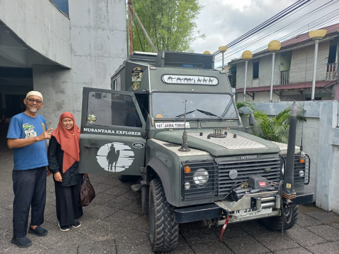 Pasangan suami Istri Srie Handono Mashudi (65) dan Etty (62) saat singgah di Gedung Graha Pena Pontianak Post, Senin (20/5). Mereka adalah traveler yang keliling Indonesia dengan campervan.