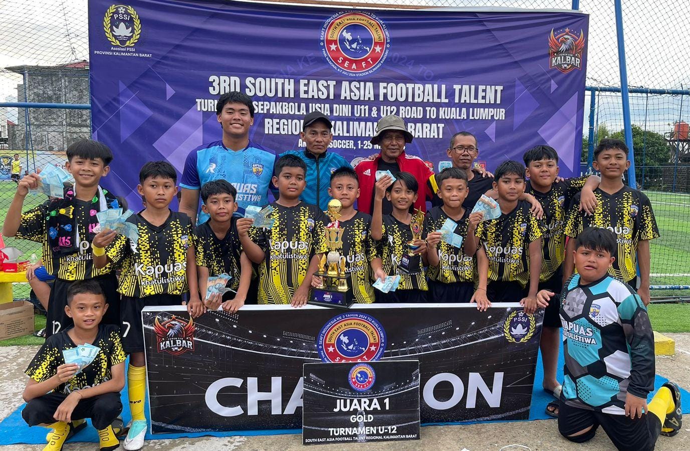 Tim SSB Kapuas Khatulistiwa menerima piala juara 1 SEAFT 2024 Regional Kalbar dari Kadispora Kota Pontianak.