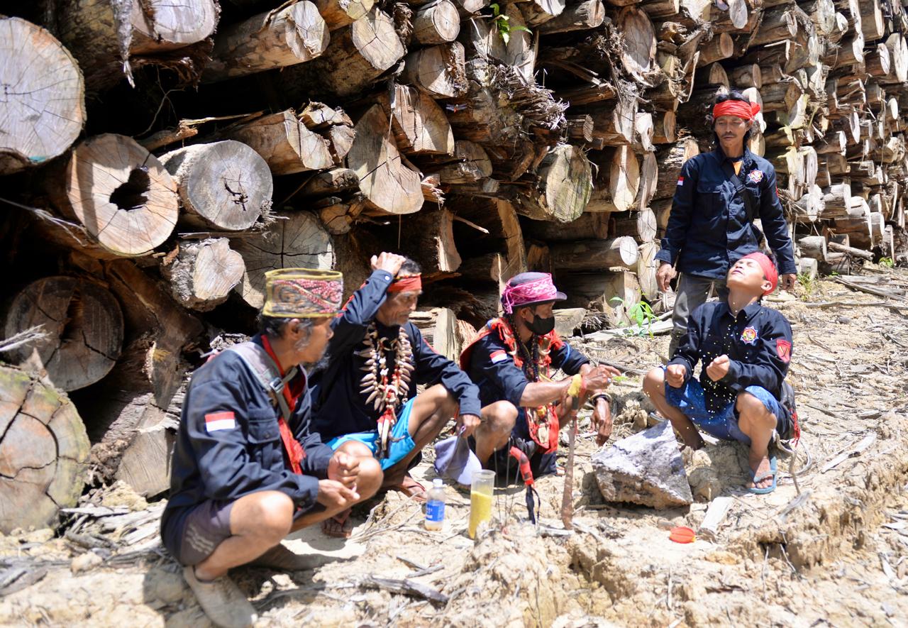 Upacara Adat: Masyarakat Adat Desa Kualan Hilir, Kecamatan Simpang Hulu, Ketapang, saat melakukan upacara adat di Bukit Sabar Bubu.