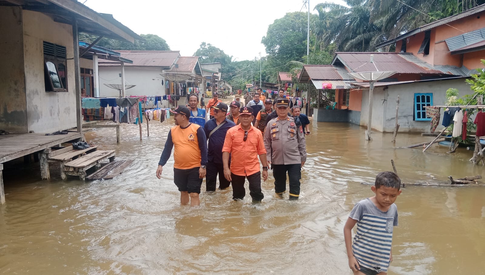 Pj Bupati Sanggau Suherman saat meninjau lokasi banjir di Desa Sosok, Tayan Hulu, Kamis (23/5)
