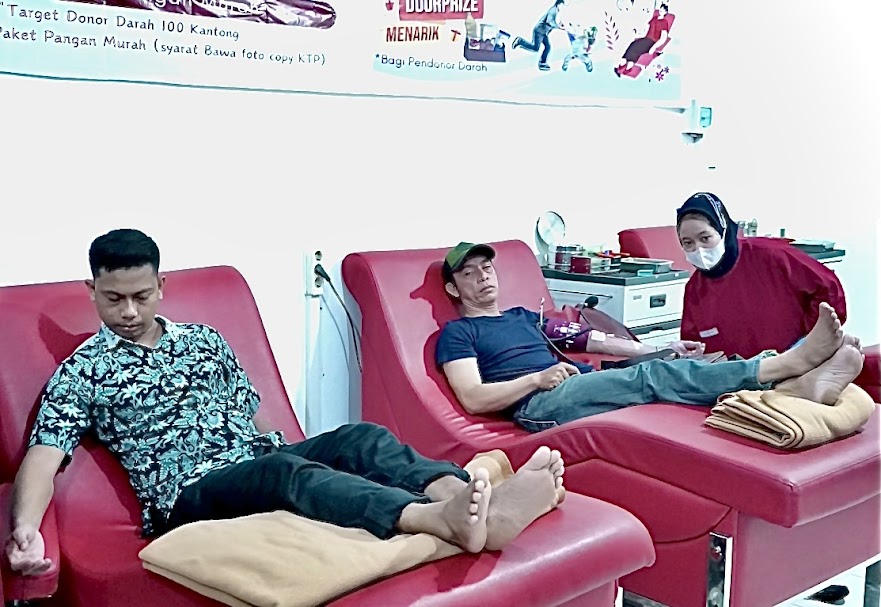 Pendonor saat mendonorkan darah pada acara bakti sosial yang digelar CMI dan HA-IPB di Kantor PMI Kota Pontianak, beberapa waktu lalu.