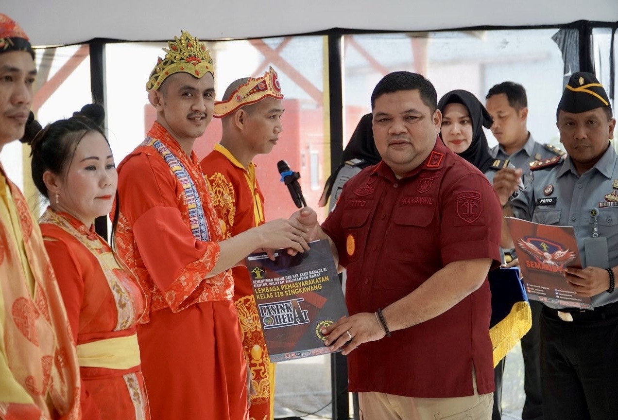 Kakanwil Menkumham Kalimantan Barat Tito Andrianto saat menyerahkan remisi kepada warga binaan di Lapas Singkawang.
