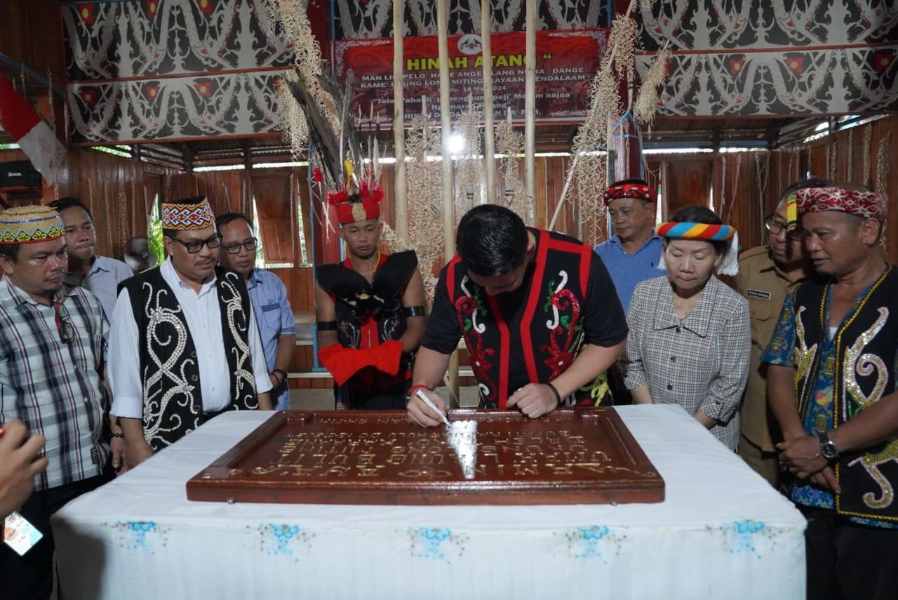 DANG: Bupati Kapuas Hulu, Fransiskus Diaan menghadiri pembubaran panitia Dange sekaligus penandatanganan prasasti Amin Anya Umaa&rsquo; Lirung Bulit Dusun Long Miting Desa Tanjung Karang Kec. Putussibau.