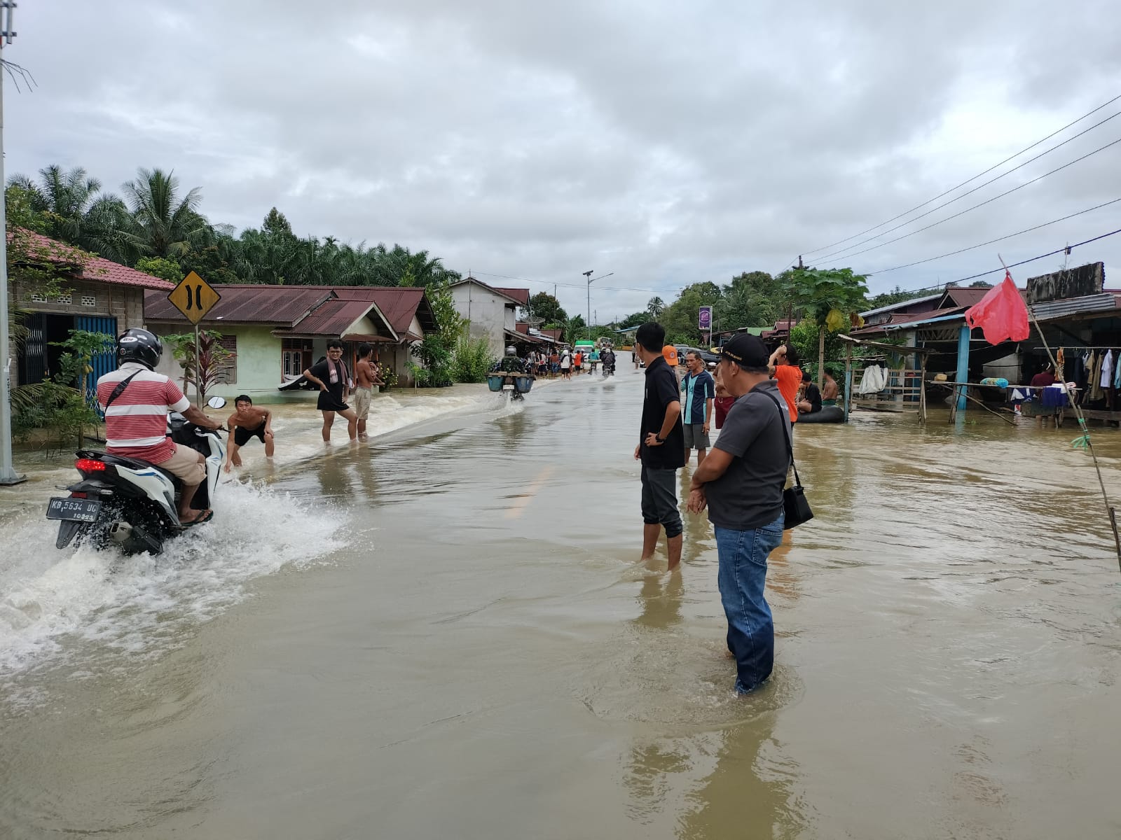 BANJIR : Tujuh kecamatan yakni Kecamatan Beduai, Kembayan, Entikong, Tayan Hilir, Tayan Hulu, Sekayam dan Balai kembali terendam banjir.