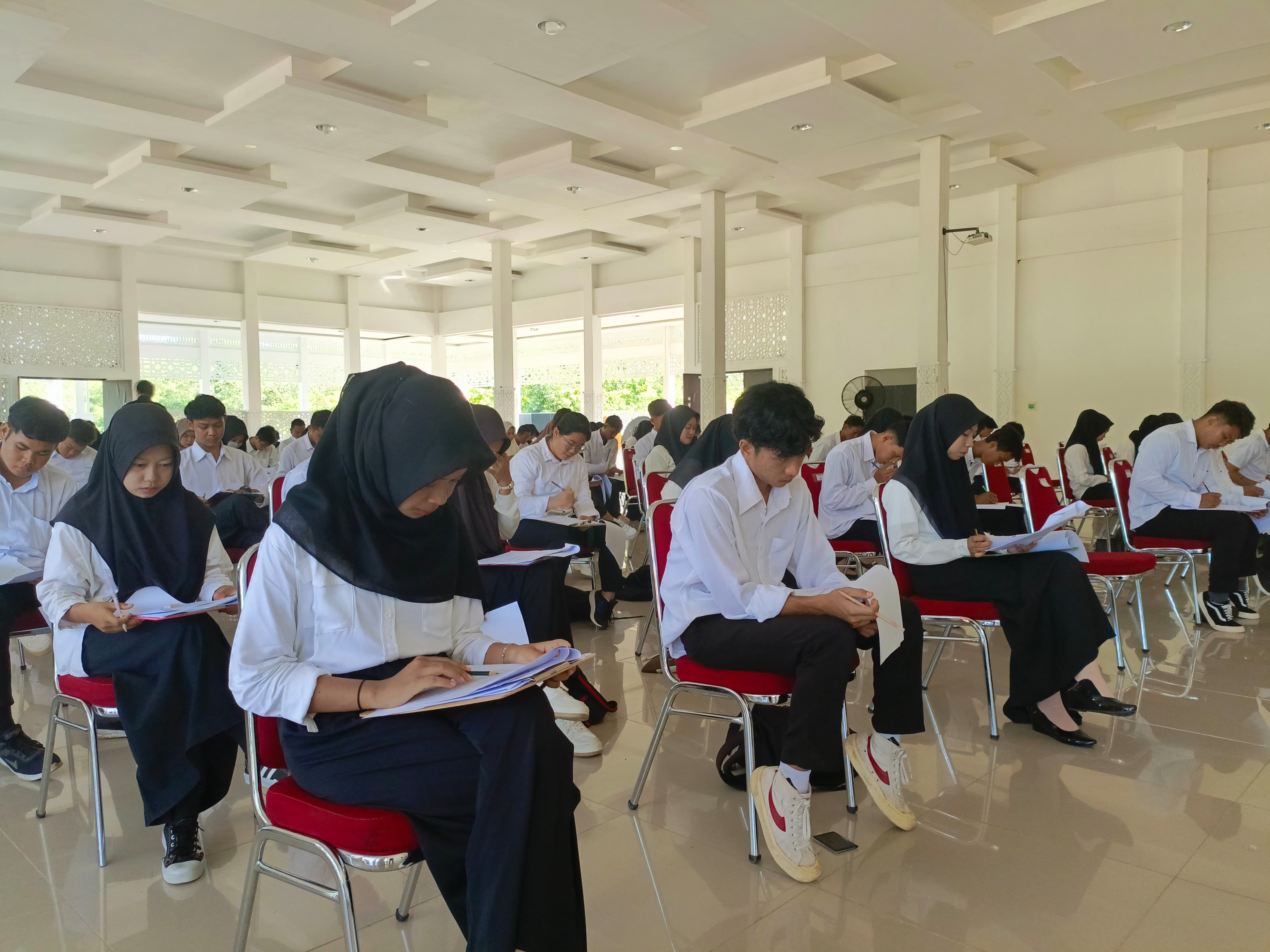 BEASISWA: Sebanyak 131 pelajar saat mengikiti seleksi beasiswa Pendidikan Tinggi Pemkab Kayong Utara di Universitas OSO Pontianak. Seleksi tersebut digelar di Pendopo Bupati.