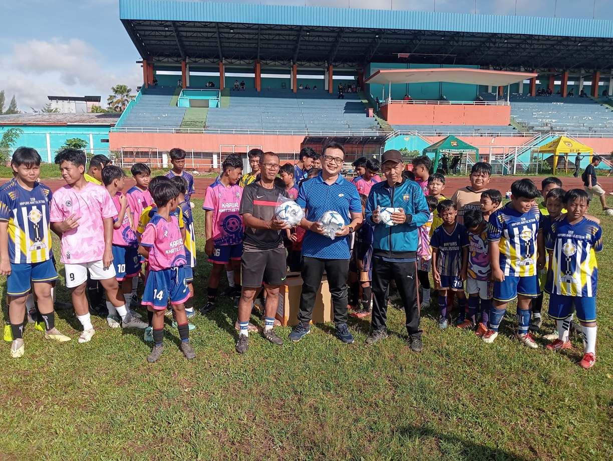 SSB Kapuas Khatulistiwa menerima bantuan bola standar FIFA dari Sekretaris Umum Asprov PSSI Kalbar, Revi Sesareo.
