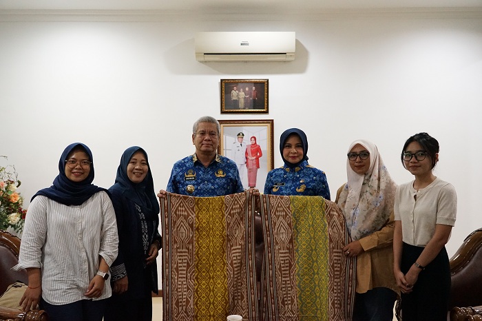 TENUN: Pj Gubernur Harisson bersama Pj Ketua Dekranasda Windy saat menerima tim&nbsp;peringatan&nbsp;Hari Tenun Nasional&nbsp;2024, Senin (20/5).