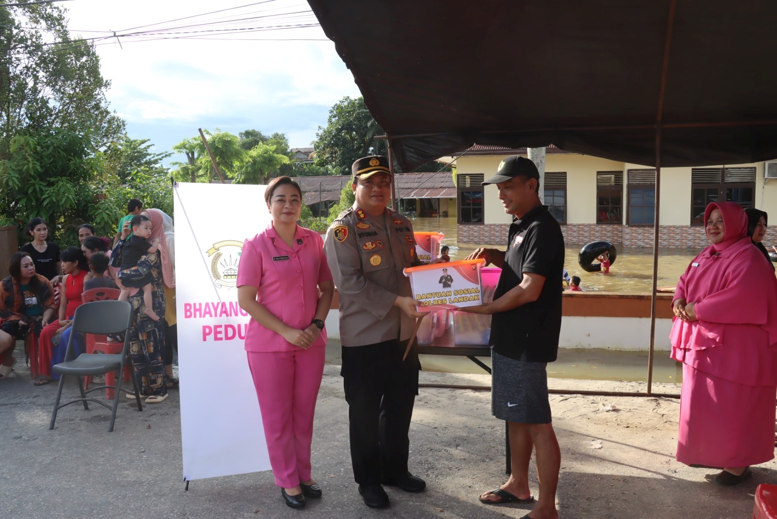 Penyaluran bantuan sembako bagi korban banjir di asrama Polsek Ngabang, Kamis (23/5).