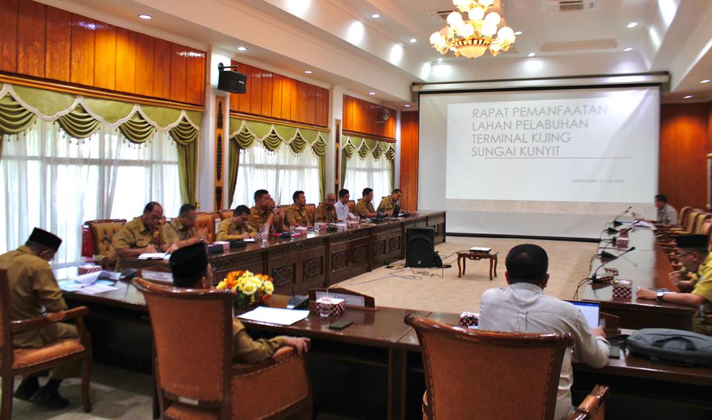 Rapat: Suasana rakoor antara Pemda Mempawah dan PT Pelindo.