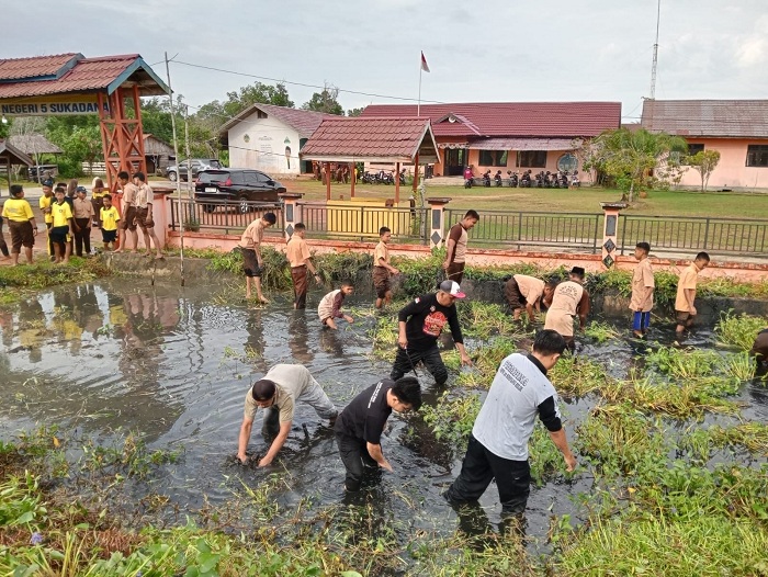 GOTONG ROYONG: Kegiatan gotong royong Dinas Pendidikan Kayong Utara di sejumlah sekolah.