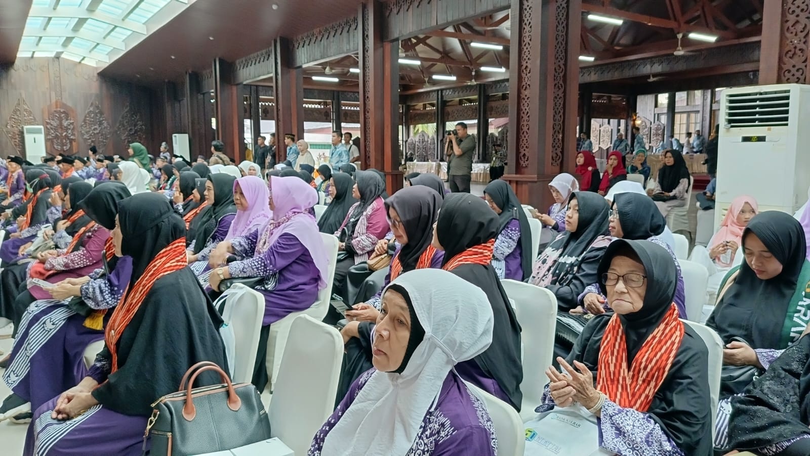 ACARA PELEPASAN: Calon jemaah haji saat menghadiri acara pelepasan di pendopo gubernur, kemarin. Jemaah dilepas secara resmi oleh Pj Gubernur Kalbar, Harisson.