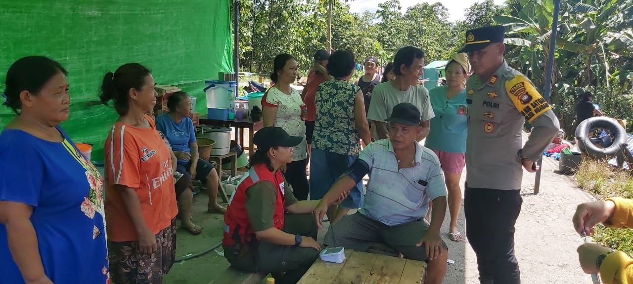 PERIKSA KESEHATAN: Warga korban banjir memeriksakan kesehatannya di posko banjir PMI Kabupaten Landak, Sabtu (25/5).