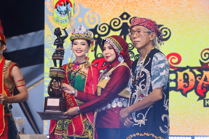 SERAHKAN&nbsp;: Pj Ketua TP-PKK Kalbar Windy Prihastari&nbsp;menyerahkan piala penghargaan bujang dan dara&nbsp;PGD XXXVIII&nbsp;Provinsi Kalbar&nbsp;terpilih tahun 2024.&nbsp;