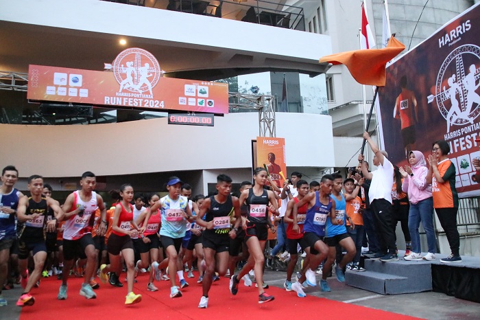 LEPAS&nbsp;: Pj Gubernur Harisson mengangkat bendera saat melepas ratusan peserta yang mengikuti&nbsp;Harris Pontianak Run Fest 2024, Minggu (26/5).