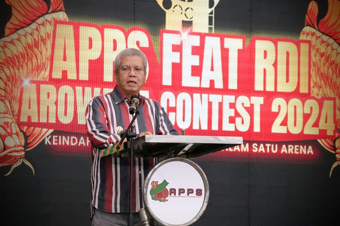 SAMBUTAN: Pj Gubernur Harisson memberikan sambutan saat hadir di&nbsp;Kontes Arowana APPS Cup Feat RDI Tahun 2024&nbsp;di PCC,&nbsp;Sabtu (25/5).