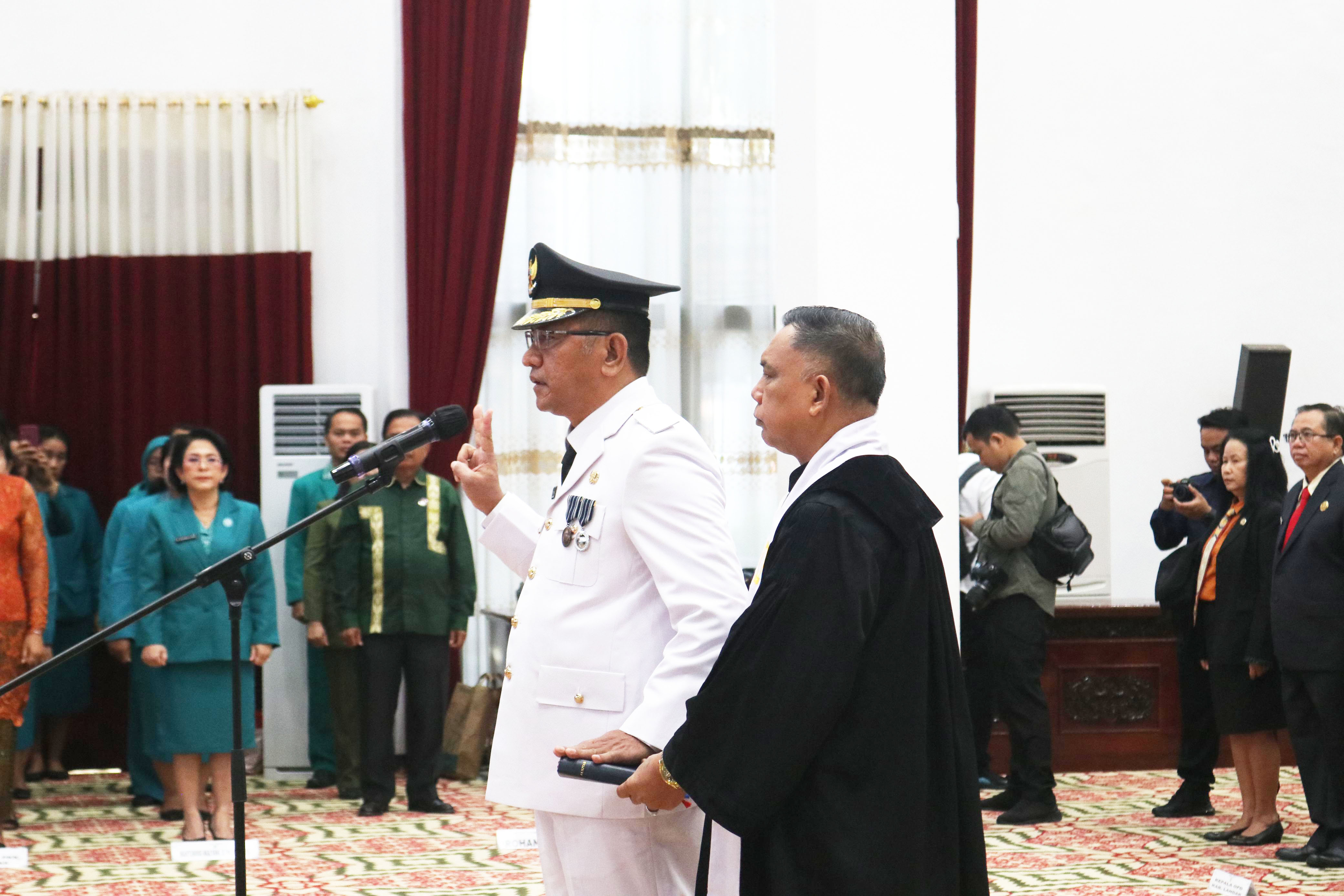 PJ Gubernur Kalimantan Barat, Harisson melantik Gutmen Nainggolan sebagai Pj Bupati Landak di Balai Petitih Kantor Gubernur Kalbar, Senin (27/5).