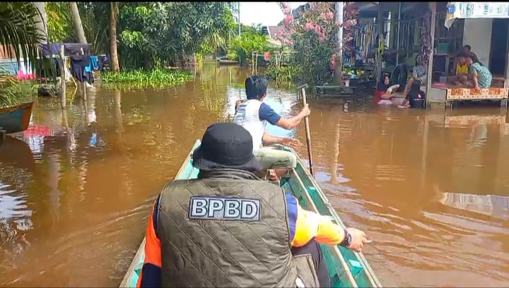 BANJIR: Beberapa desa di sejumlah kecamatan di Sanggau terendam akibat meluapnya air sungai setinggi satu hingga tiga meter serta hujan dengan intensitas tinggi.