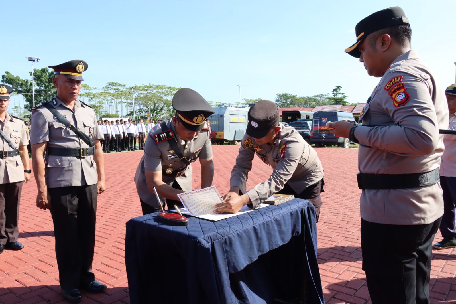 SERTIJAB: Kapolres Kubu Raya, AKBP Wahyu Jati Wibowo saat melantik Kabaglog dan memimpin Sertijab enam pejabat Polres Kubu Raya.