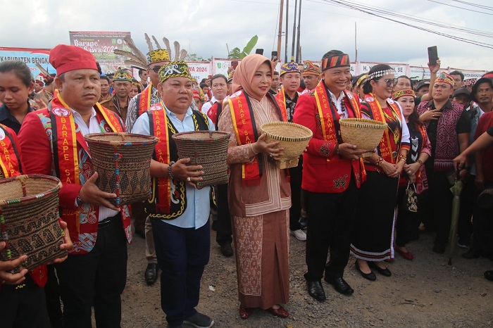 EVENT BUDAYA: Pj Ketua TP-PKK Kalbar yang juga Kepala Disporapar Kalbar Windy Prihastari saat mewakili gubernur membuka kegiatan budaya Barape