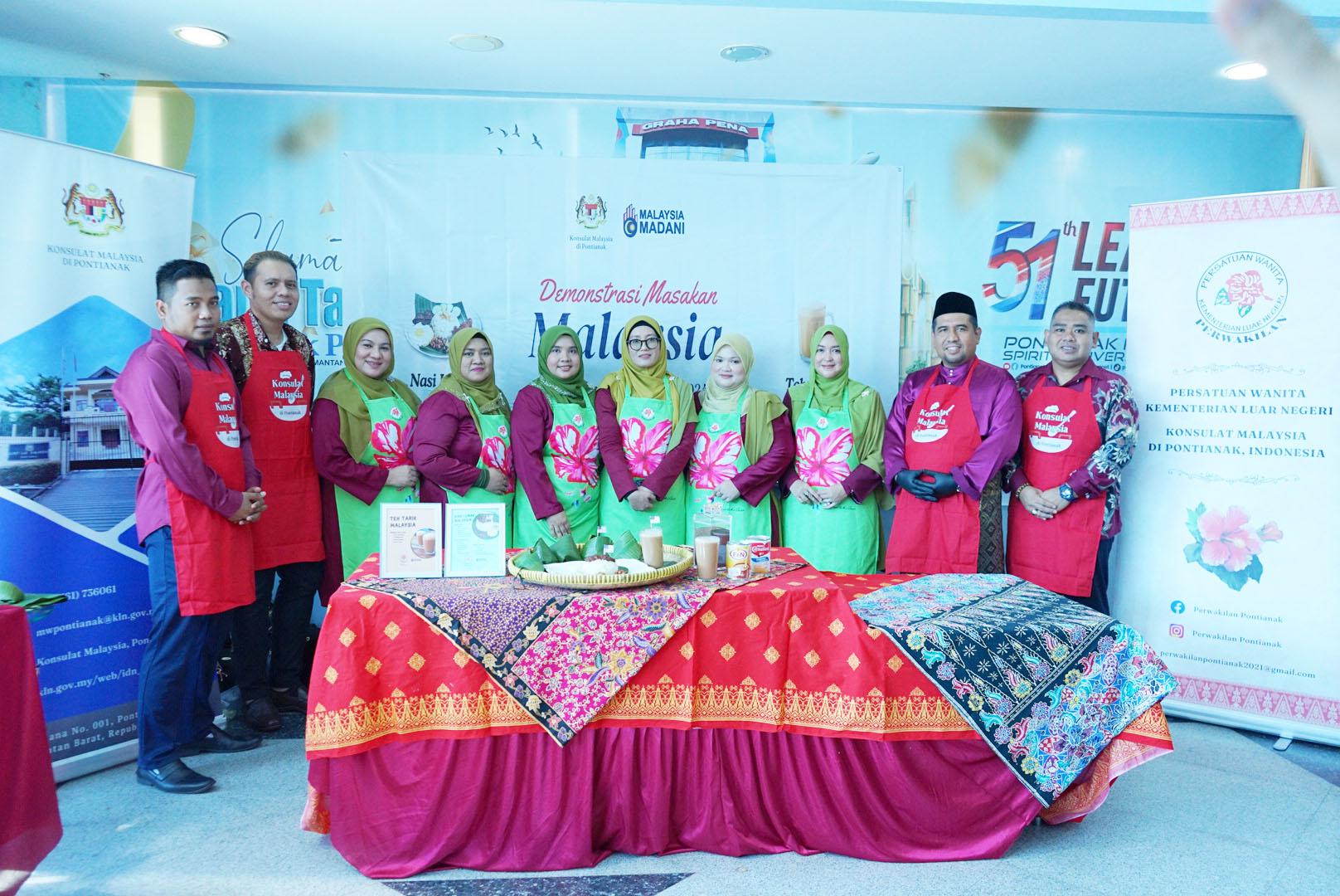 PERKENALKAN:&nbsp; Rombongan Konsulat Malaysia di Pontianak berkunjung ke Graha Pena Pontianak memperkenalkan masakan khas seperti nasi lemak dan teh teh tarik kepada manajemen Pontianak Post, Senin (27/5)