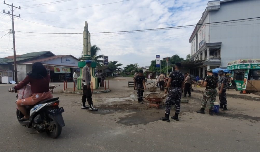 GOTONG ROYONG: Jajaran TNI, Polri dan unsur Pemdes saat melakukan gotong royong di Teluk Melano.