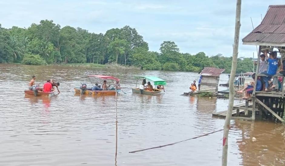 CARI KORBAN: Warga saat melakukan pencarian terhadap anak berusia empat tahun yang tenggelam di Sungai Sejangkung, Selasa (28/5) pagi.