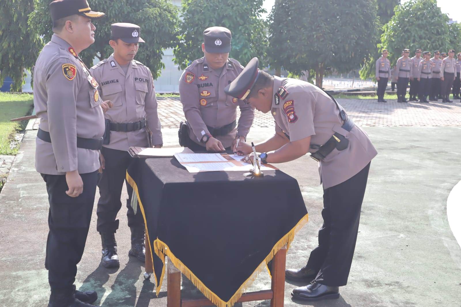 SERTIJAB: Kapolres Landak AKBP I Nyoman Budi Artawan memimpin upacara Sertijab Polres Landak pada Selasa (28/5).