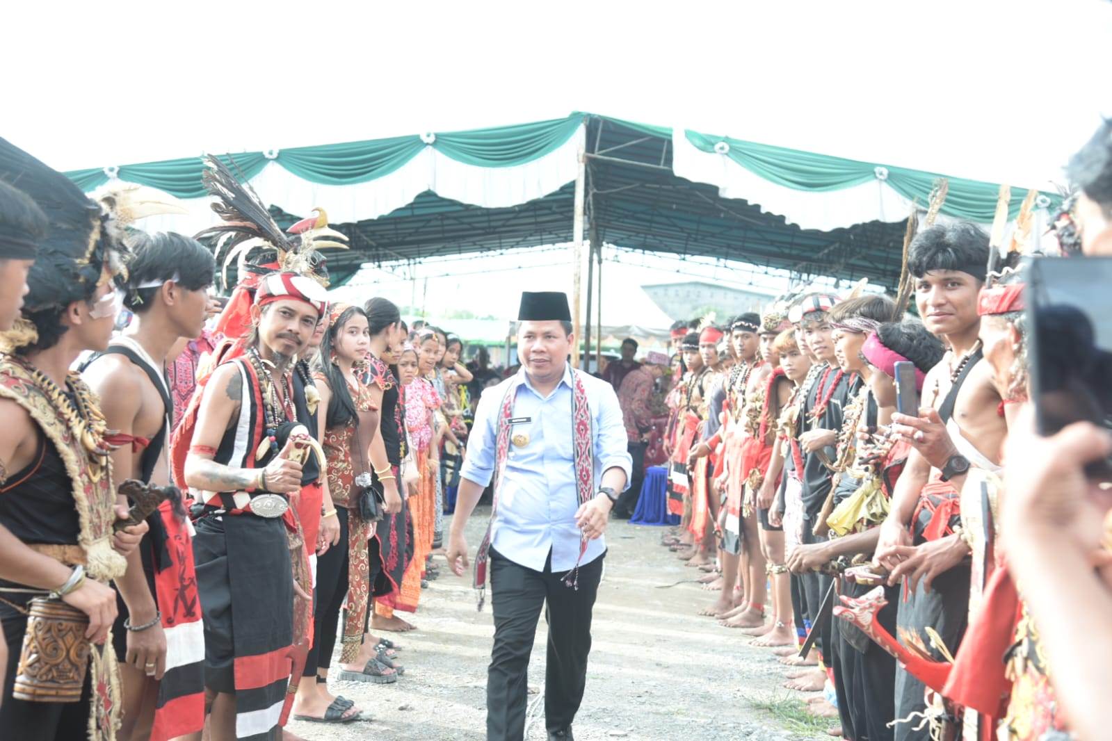 NAIK DANGO: Bupati Sambas Satono saat meresmikan Pekan Gawai Naik Dango Kabupaten Sambas di Ramin Bantang Ne