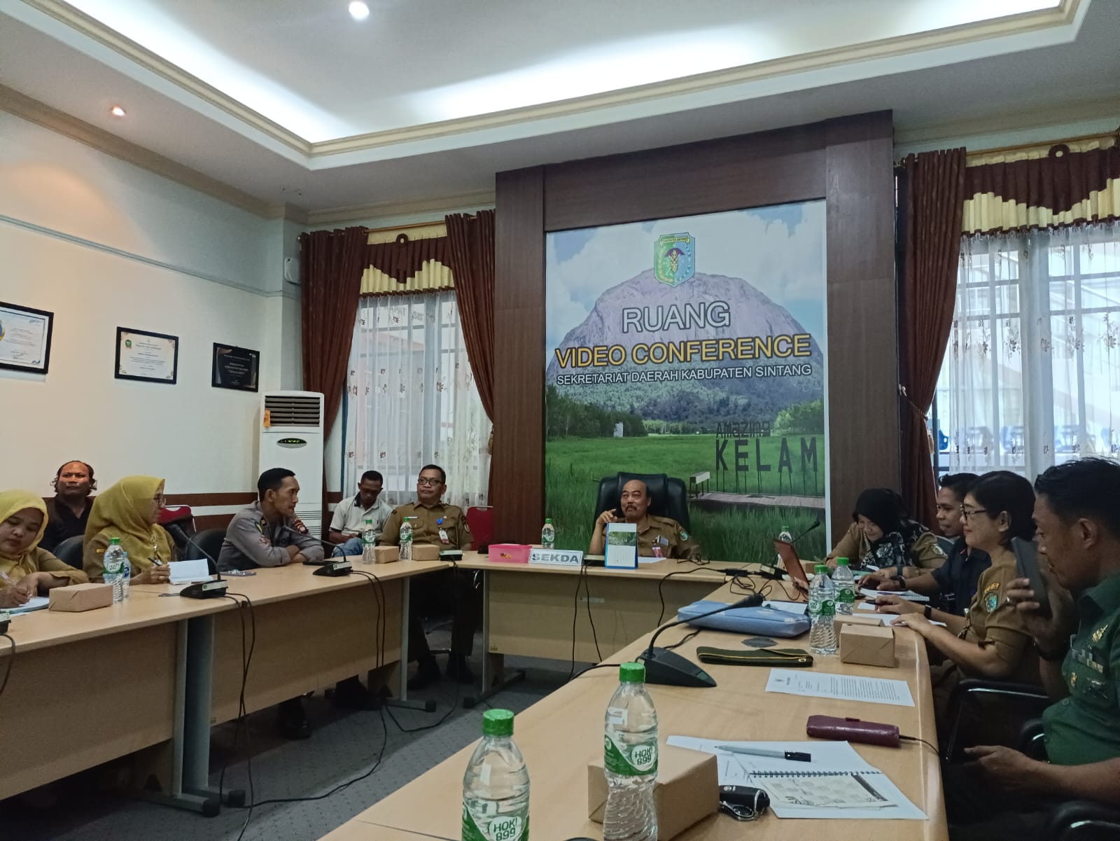 RAPAT : Sekretaris Daerah Kabupaten Sintang, Kartiyus memimpin jalannya rapat koordinasi dalam rangka menghadapi di Ruang Rapat Sekretaris Daerah Kabupaten Sintang, beberapa waktu lalu.&nbsp;