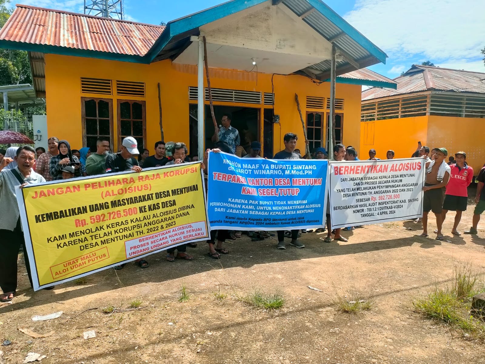 AKSI DAMAI : Warga Desa Mentunai, Kecamatan Kayan Hilir saat melakukan aksi damai di Kantor Desa, pada Senin (27/5).