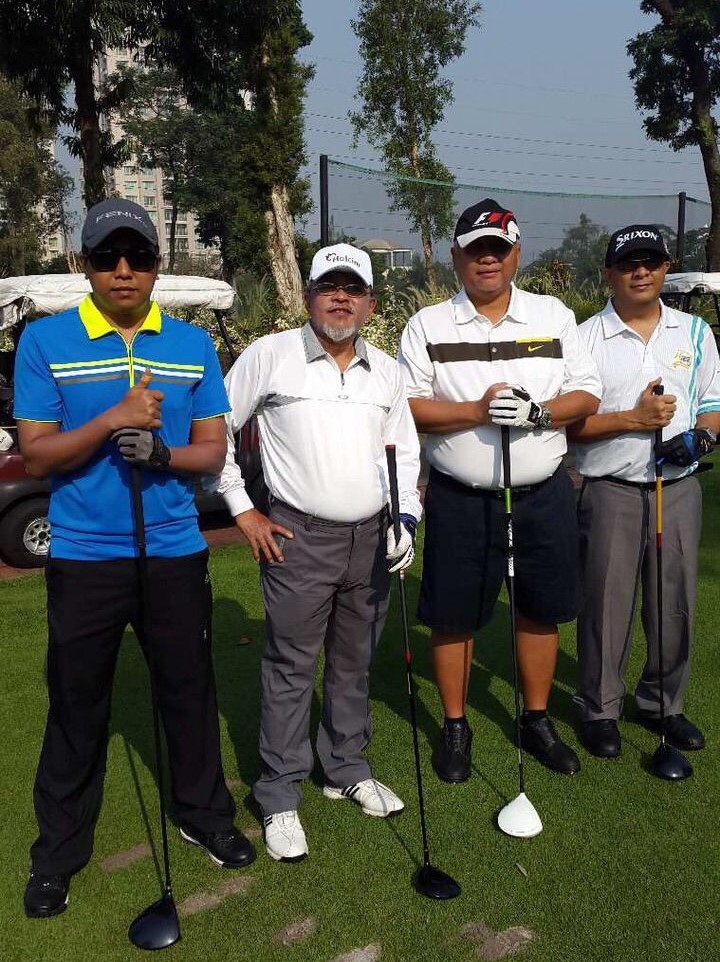 (Kiri-kanan) Syariful Hamzah, Rusliansyah D. Tolove (almarhum), NK Wibisana, dan Syarif Abdullah Alkadrie, saat berlatih golf bersama.