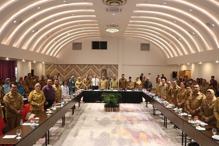 BERSAMA: Pj Gubernur Harisson foto bersama usai memimpin HLM&nbsp;Percepatan Penurunan Stunting di&nbsp;Kalbar&nbsp;Tahun 2024, Senin (27/5).