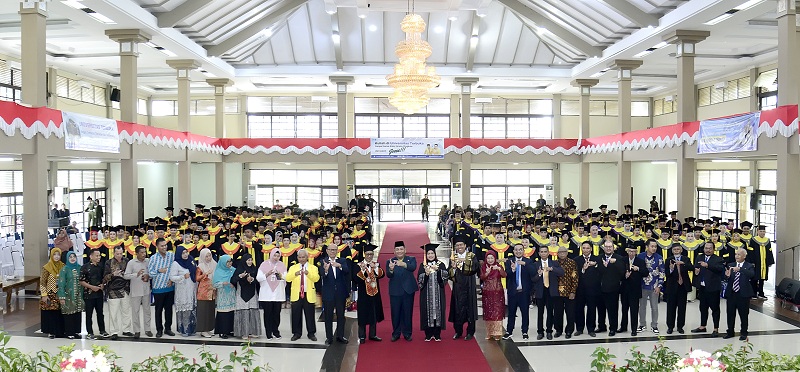 WISUDA: Universitas Terbuka (UT) Pontianak menggelar wisuda di Gedung Auditorium Universitas Tanjungpura (Untan), Pontianak, Rabu (29/5).